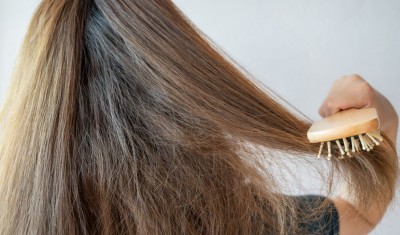 बालों में बढ़ रही फ्रिजीनेस से न हो परेशान, अपनाएं ये उपाय
