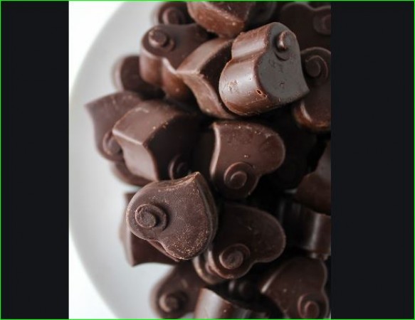 चॉकलेट डे वाले दिन अपने साथी को दें हाथ से बनी चॉकलेट्स, जानिए विधि