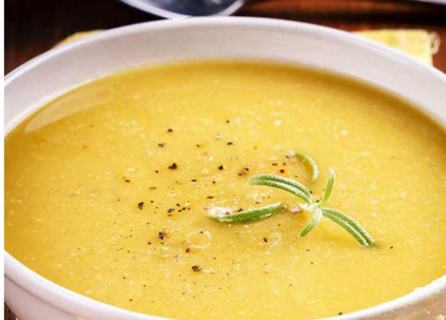 If you want to keep yourself healthy in the cold, you must drink urad dal soup