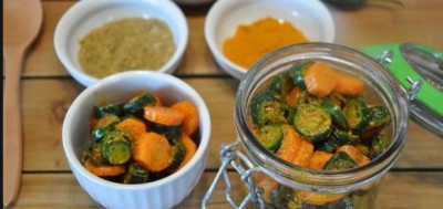 घर पर झटपट बनाए गाजर-शिमला मिर्च का चटपटा अचार