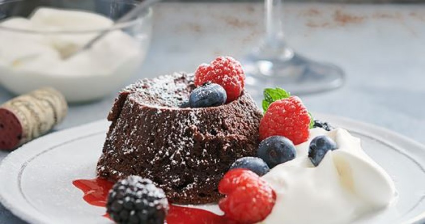 घर में आसानी से बना सकते हैं चॉकलेट लावा केक