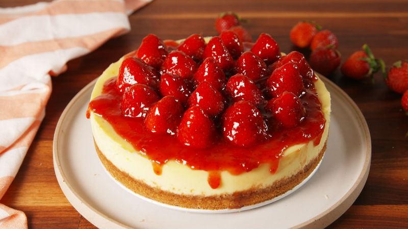 दिवाली पर अपने मेहमानों को खिलाएं स्ट्रॉबेरी चीज केक