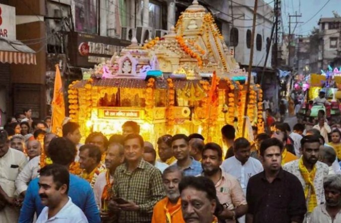 रामनवमी पर शोभायात्रा निकलते देख मुस्लिम समुदाय ने बरसाए फूल