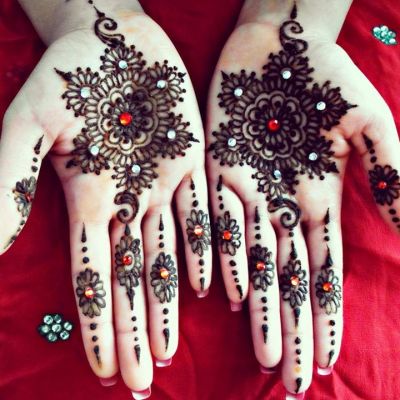 दिवाली पर इन मेहँदी डिज़ाइन से बनाएं हाथों को खूबसूरत