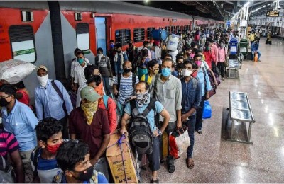 लोगों में लॉक डाउन बढ़ने का डर, मुंबई और दिल्ली रेलवे टर्मिनलों में प्रवासी मजदूरों की उमड़ी भारी भीड़