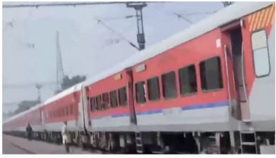 BREAKING!  Khajuraho-Udaipur train engine catches fire near Gwalior