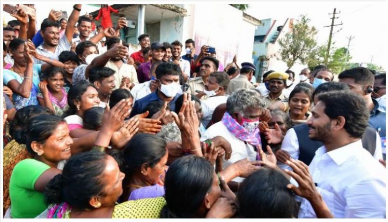 आंध्र के मुख्यमंत्री जगन रेड्डी ने कडपा, चित्तूर में बाढ़ पीड़ितों से की मुलाकात
