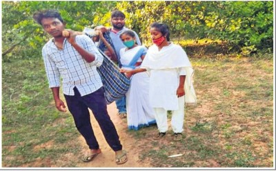 Volunteers carrying Pregnant woman to  seven km in Doli