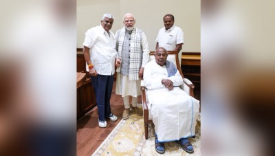 Former PM Deve Gowda, and his sons meet PM Modi in Delhi
