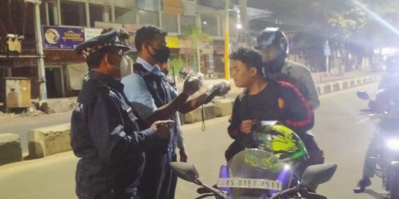 असम: गुवाहाटी पुलिस ने शराब पीकर गाड़ी चलाने के जुर्म में 47 ड्राइवरो के लाइसेंस निलंबित किए