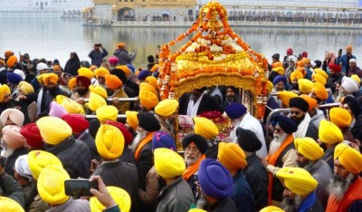Guru Gobind Singh Jayanti 2022: Devotees pay tribute to Guru in Golden Temple