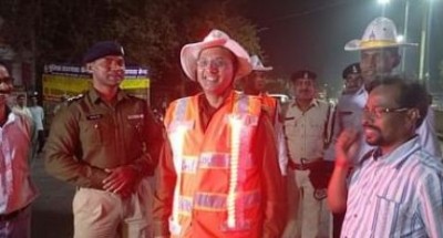 BIT engineer makes lighting traffic jacket, will be very helpful for cops