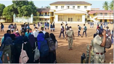 हिजाब विवाद: उडुपी जिला प्रशासन ने सभी हाई स्कूलों के आसपास के क्षेत्रों में धारा -144 लागू की