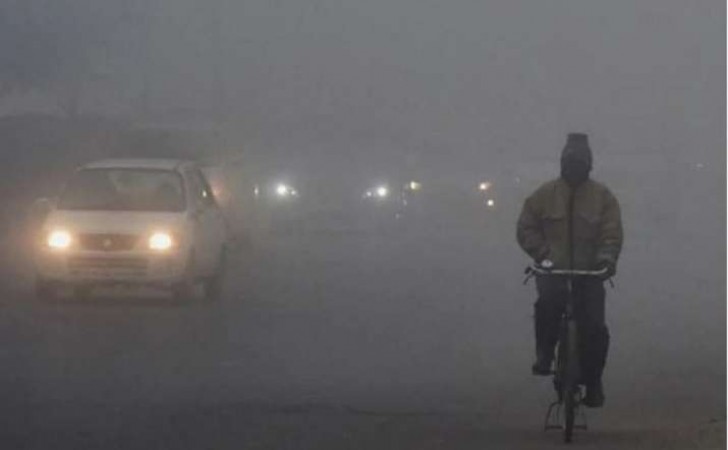 तीन दिन लगातार बारिश के बाद दिल्ली-NCR में बदला मौसम, छाने लगा कोहरा