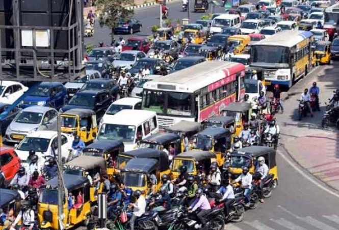 హైదరాబాద్ వీధుల్లో బస్సులు మరియు ప్రైవేట్ కార్ల పొడవైన క్యూలు కనిపిస్తాయి.