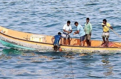 श्रीलंकाई नौसेना कर्मियों द्वारा भारतीय मछुआरों के समूह पर हमला
