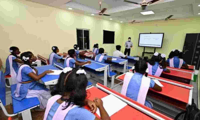 असम ने ऑफ़लाइन कक्षाओं को अनिश्चित काल के लिए निलंबित कर दिया