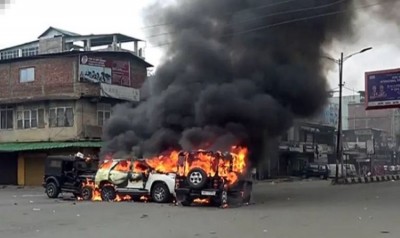 BREAKING! Manipur violence, Mob sets two vehicles on fire