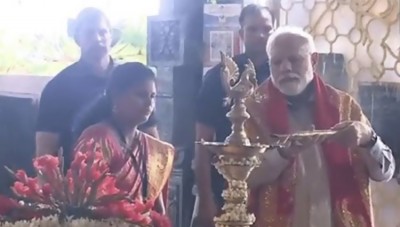 PM offers prayers at Bhadrakali Temple in Warangal, Telangana