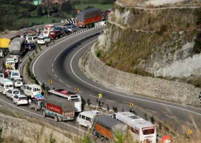 भूस्खलन के कारण जम्मू-श्रीनगर एनएच यातायात के लिए बंद