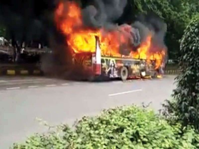 खौफनाक हुआ मंजर, अनियंत्रित बस ने पकड़ी आग, लोगों के बीच मचा हाहाकार