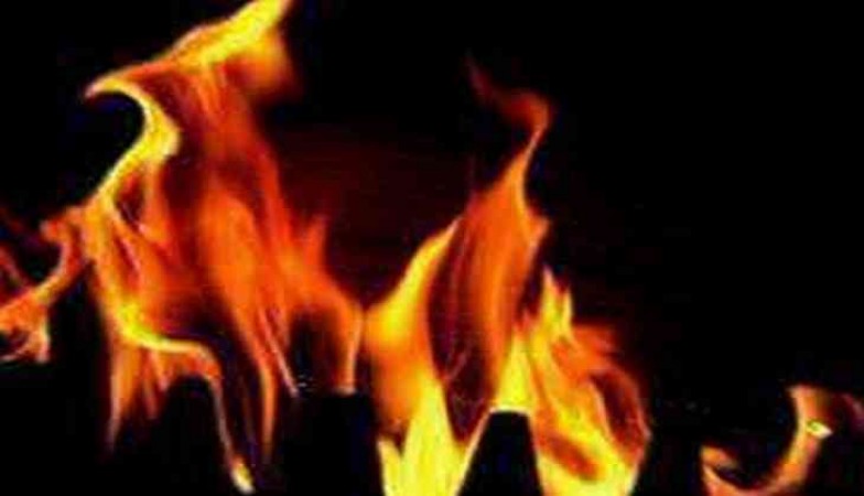 यूपी के फतेहपुर में युवक को अपराधियों ने किया आग के हवाले, इलाके में मची सनसनी