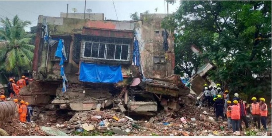 मुंबई में चार मंजिला जर्जर  इमारत ढही, 3 की मौत और 12 घायल