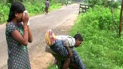 Odisha Man Carried Wife's Corpse on his shoulder, helpless 10th pass daughter who walked 10 KM along with her father