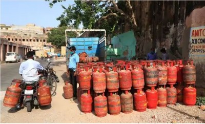 Price hike in LPG cylinders, Cong stages walkout from MP assembly