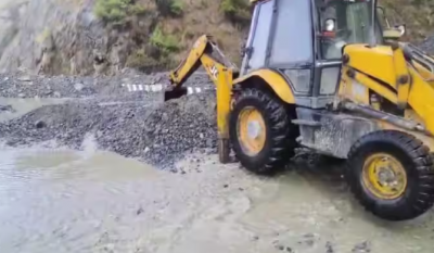 भूस्खलन के कारण श्रीनगर-जम्मू राष्ट्रीय राजमार्ग लगातार दूसरे दिन भी बंद