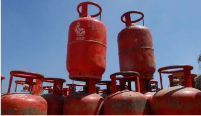 Domestic gas cylinder prices up by 56-pc in 4 years; hefty drop in subsidy