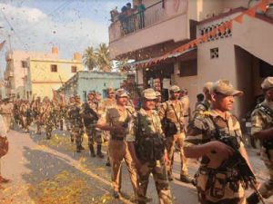 Bangalore residents welcome soldiers with flowers showering