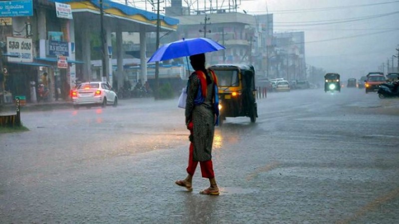Heavy rains lash Kerala, Orange alert in six districts