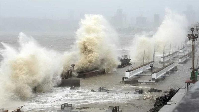 अरब सागर में चक्रवाती तूफान Tauktae ने ली 22 लोगों की जान