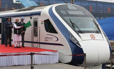 वंदे भारत एक्सप्रेस से देश के सभी क्षेत्रों से जोड़ेगी भारतीय रेल: रेल मंत्री