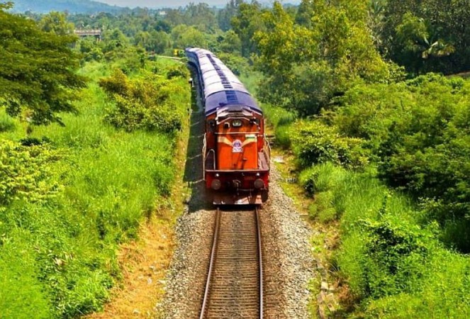 खचाखच भर चुकी हैं मुंबई-पुणे और गुजरात की ट्रेने, जून तक जगह नहीं