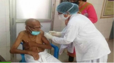 वाराणसी में 125 साल के वृद्ध ने लगवाई कोरोना वैक्सीन