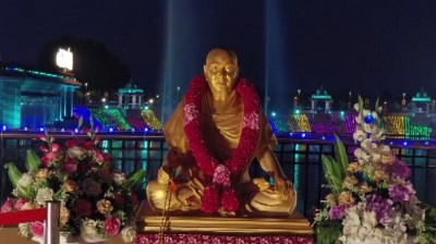 Swaminarayan Akshardham Temple in Gujarat Glows with 11,000 Diyas in Vadodara