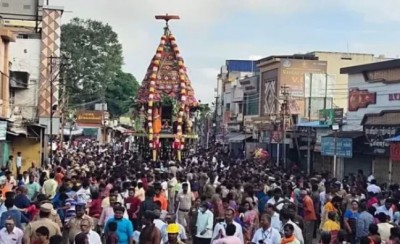 बारिश पर आस्था भारी ! तमिलनाडु के कार्तिगई दीपम महोत्सव में 63 शैव संतों ने रजत रथ में परेड की, वर्षा के बावजूद जुटे हज़ारों लोग