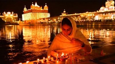 Golden Temple Shines Bright on Guru Nanak Jayanti Celebration