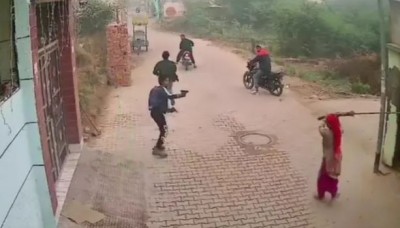 हरियाणवी महिला की बहादुरी, बंदूकधारी बदमाशों को लाठी से भागया, Video