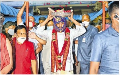 Chief Minister reached Kanak Durga temple with a silk cloth on his head with chanting of Veda mantras