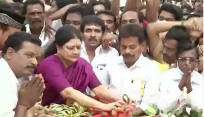 Sasikala Pays Floral Tribute in Jayalalithaa's Memorial  today