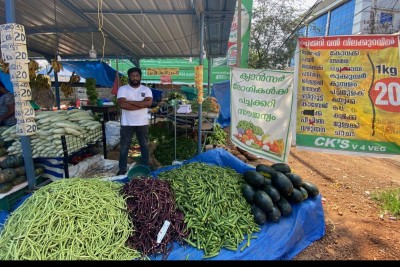 Kerala: Shopkeepers are compelled to sell on roads due to massive losses