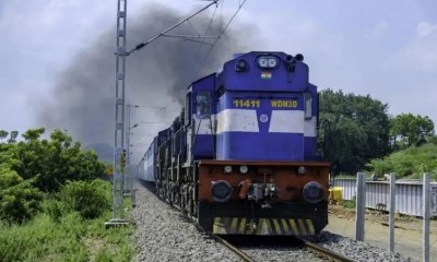 जहांगीराबाद के पास ट्रेन हादसा, दो रेलवे कर्मचारियों की मौत