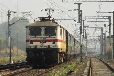 गुवाहाटी के कामाख्या रेलवे स्टेशन पर पहली बार पहुंची इलेक्ट्रिक पार्सल ट्रेन