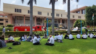 Delhi & Bombay HC evacuated over bomb threat warning after mid-day Islamic prayers