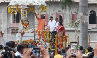 Enthusiastic Supporters Gather as CM Yogi Adityanath Pays Respects to Lokmata Devi Ahilya Bai Holkar