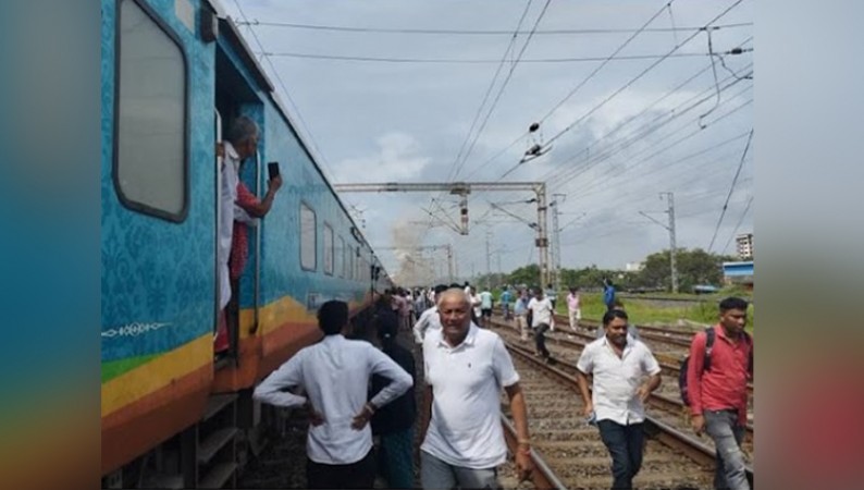Breaking! Fire Erupts Humsafar Express train in Gujarat’s Valsad