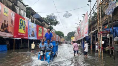 Heavy rains hit Kolkata overnight: Schools shut and metro services halted